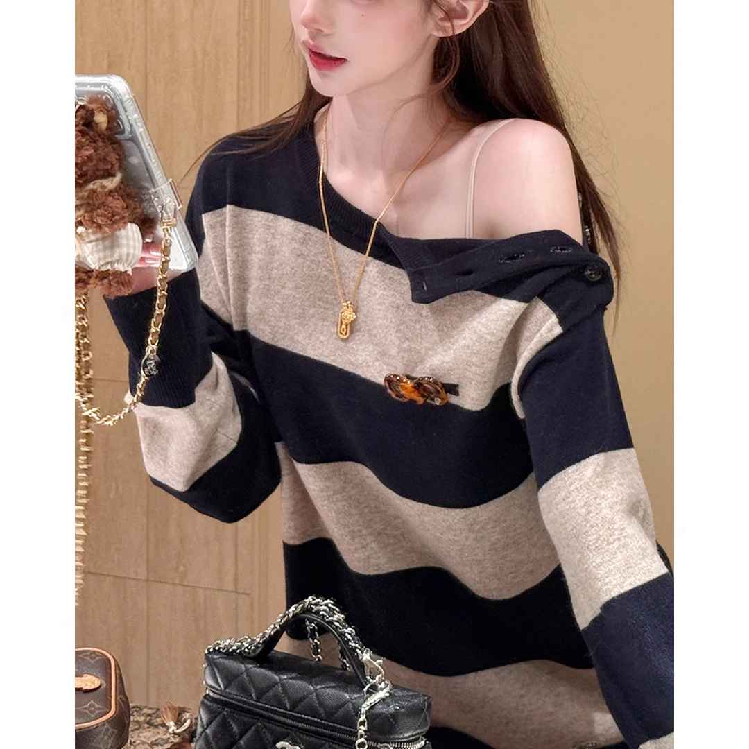 宽松慵懒风露肩条纹毛衣女秋冬季2025新款圆领打底衫内搭长袖上衣