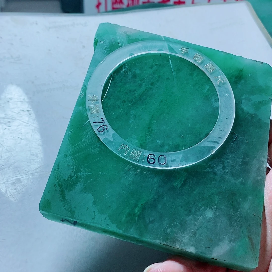 亚***辉定制石英质玉（非洲翠）