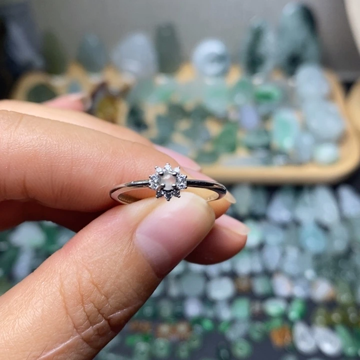 翡翠未镶嵌颈饰戒指