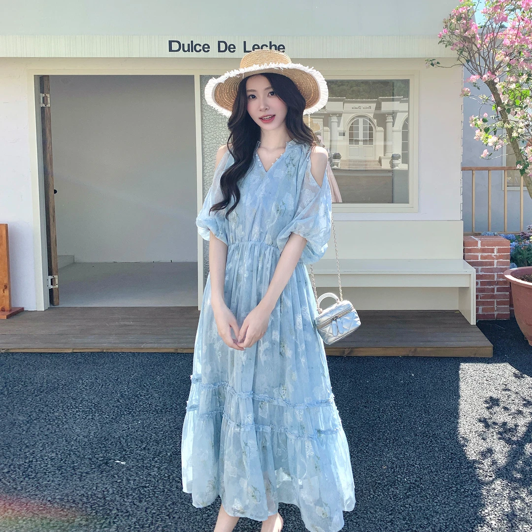 法式露肩设计感蓝色连衣裙女2025新款夏日浪漫约会超仙V领碎花裙