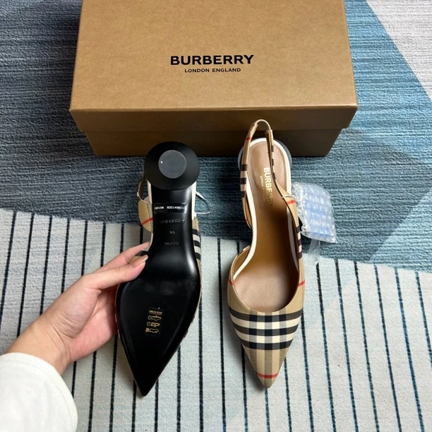 未使用 BURBERRY/博柏利 经典格纹尖头高跟凉鞋三九码