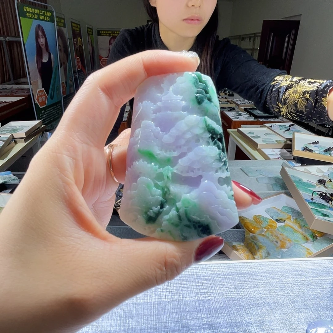 翡翠未镶嵌颈饰一个