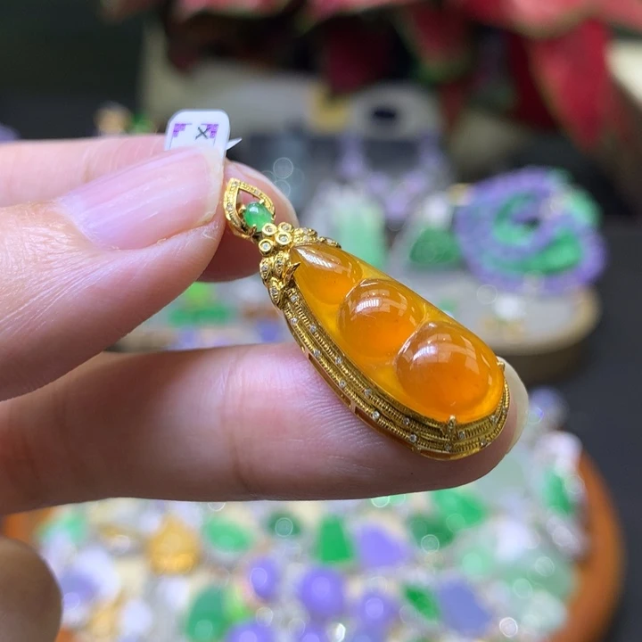 颈饰18K金镶嵌翡翠