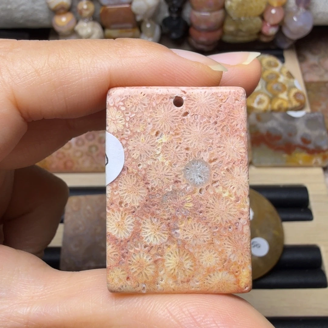 硅化玉未镶嵌红粉骨骼花，背面有骨骼洞
