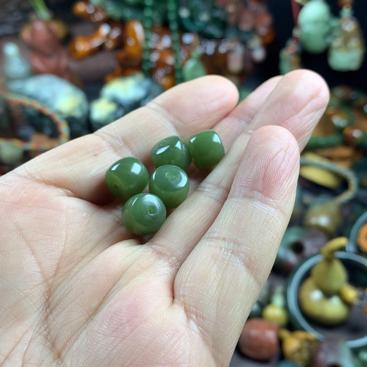 透闪石质玉未镶嵌吊坠聆*者