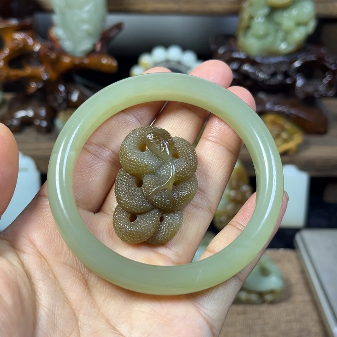 就***草和田玉未镶嵌挂件