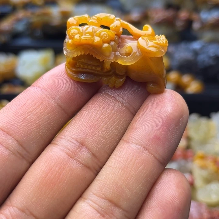 石英质玉（黄龙玉）未镶嵌颈饰