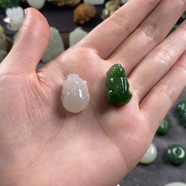 聆****颈饰未镶嵌和田玉