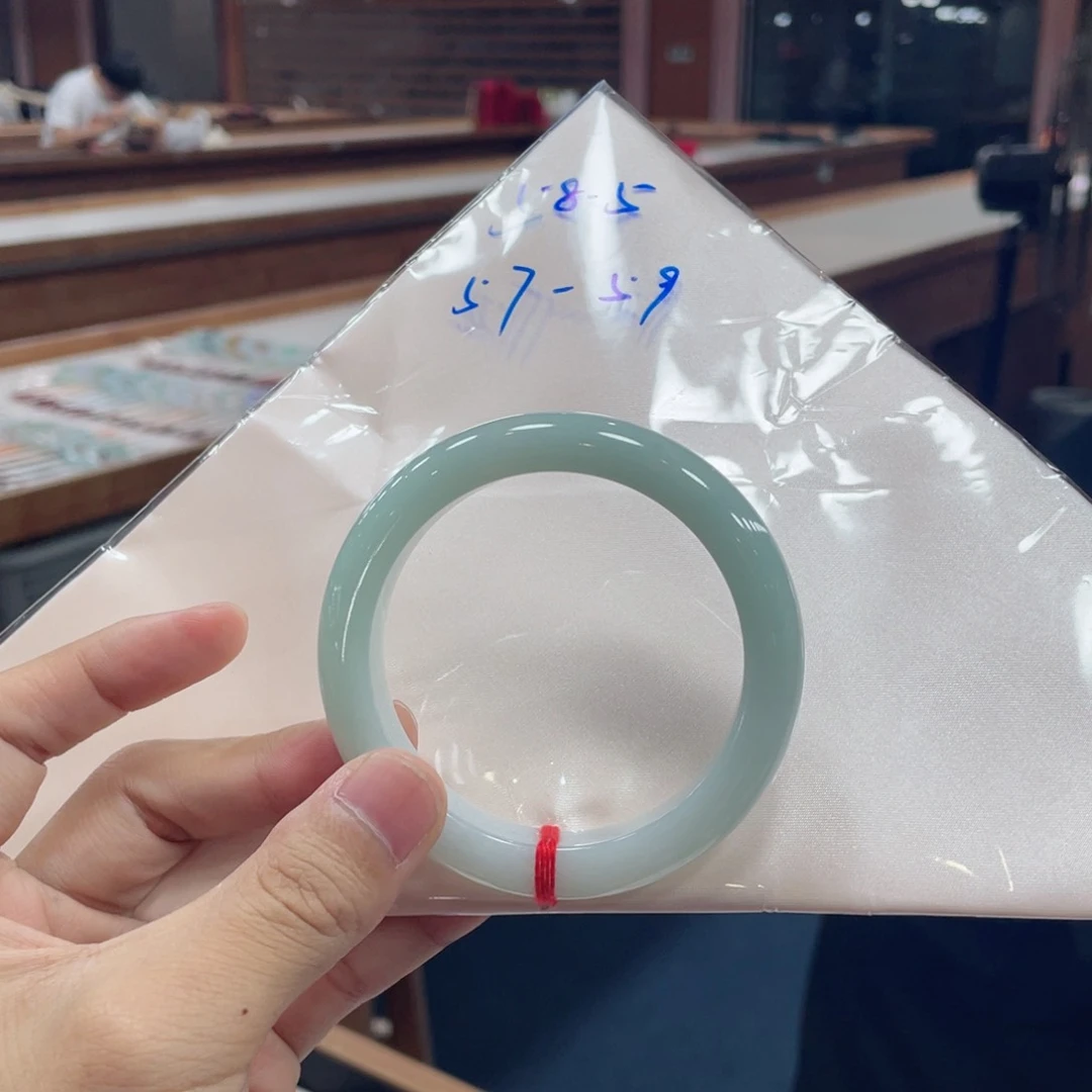 翡翠手镯未镶嵌默认有包容