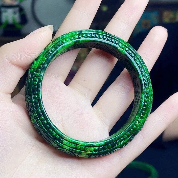 翡翠未镶嵌颈饰多样性