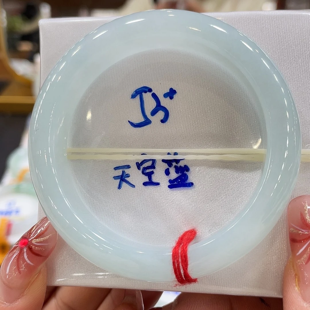 翡翠手镯未镶嵌翡翠手镯