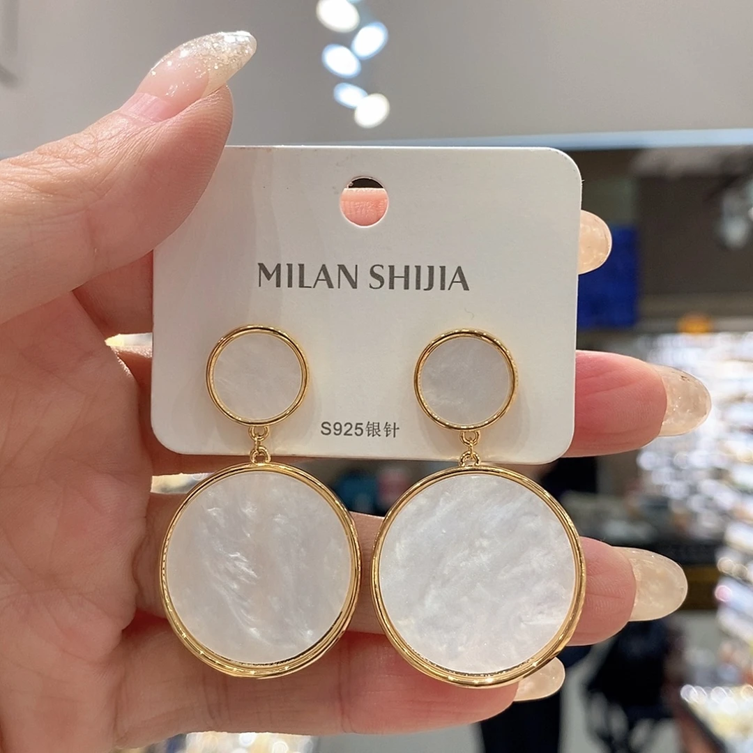 白色圆片耳坠哈哈哈哈哈哈