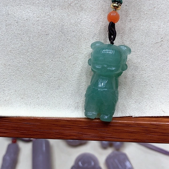 石英质玉颈饰合金