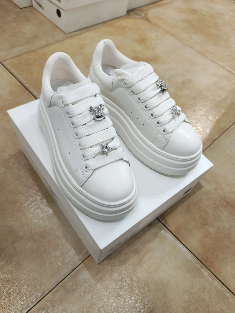 2025年新款厚底增高小白鞋，