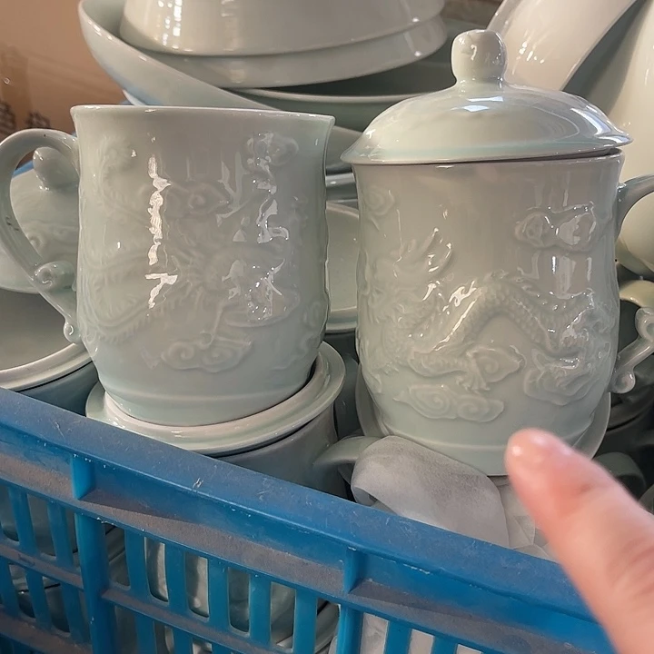 瓷片青瓷龙凤杯两个，微瑕包邮
