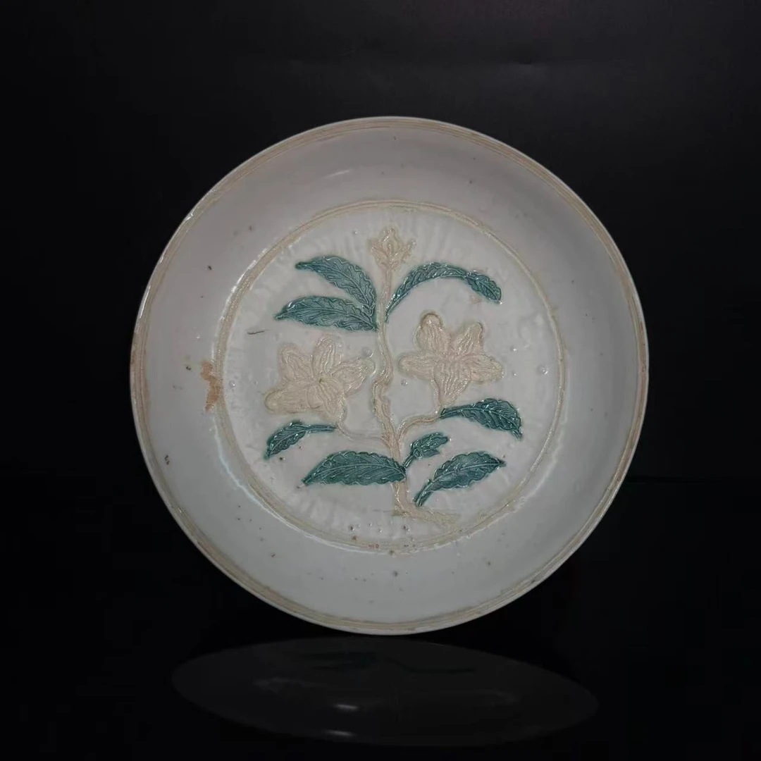 Lot18-明万历定窑白瓷花卉盘直径22.5cm-YC11120022001078