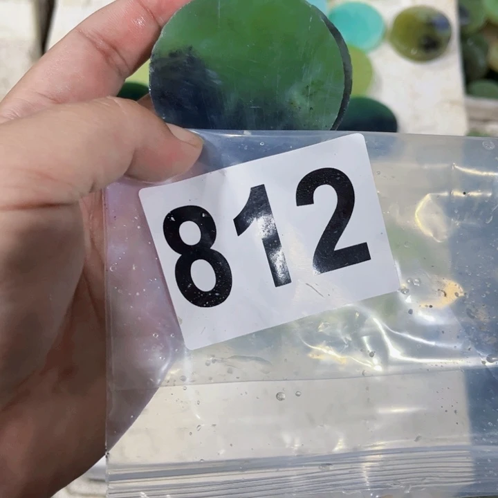 呜***人蛇纹石玉未镶嵌珠宝半成品