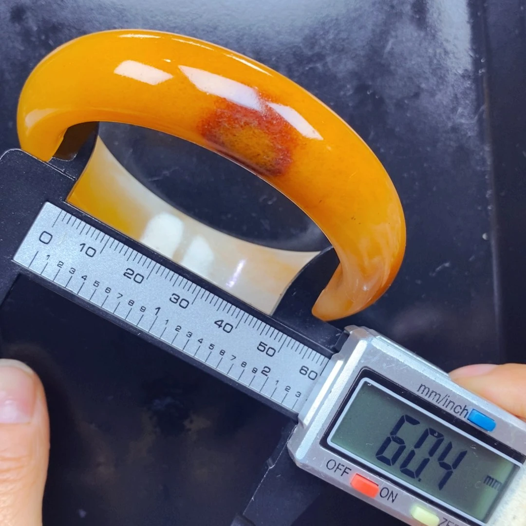 石英质玉（黄龙玉）未镶嵌颈饰