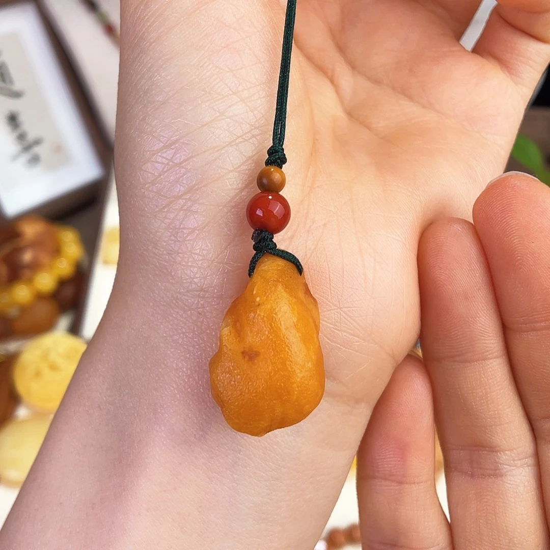 未镶嵌琥珀珠宝奇石。