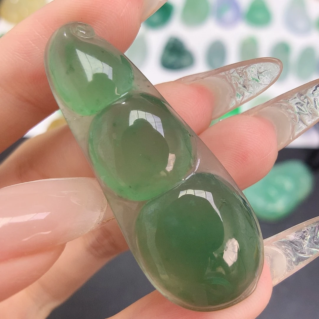 翡翠未镶嵌颈饰福豆