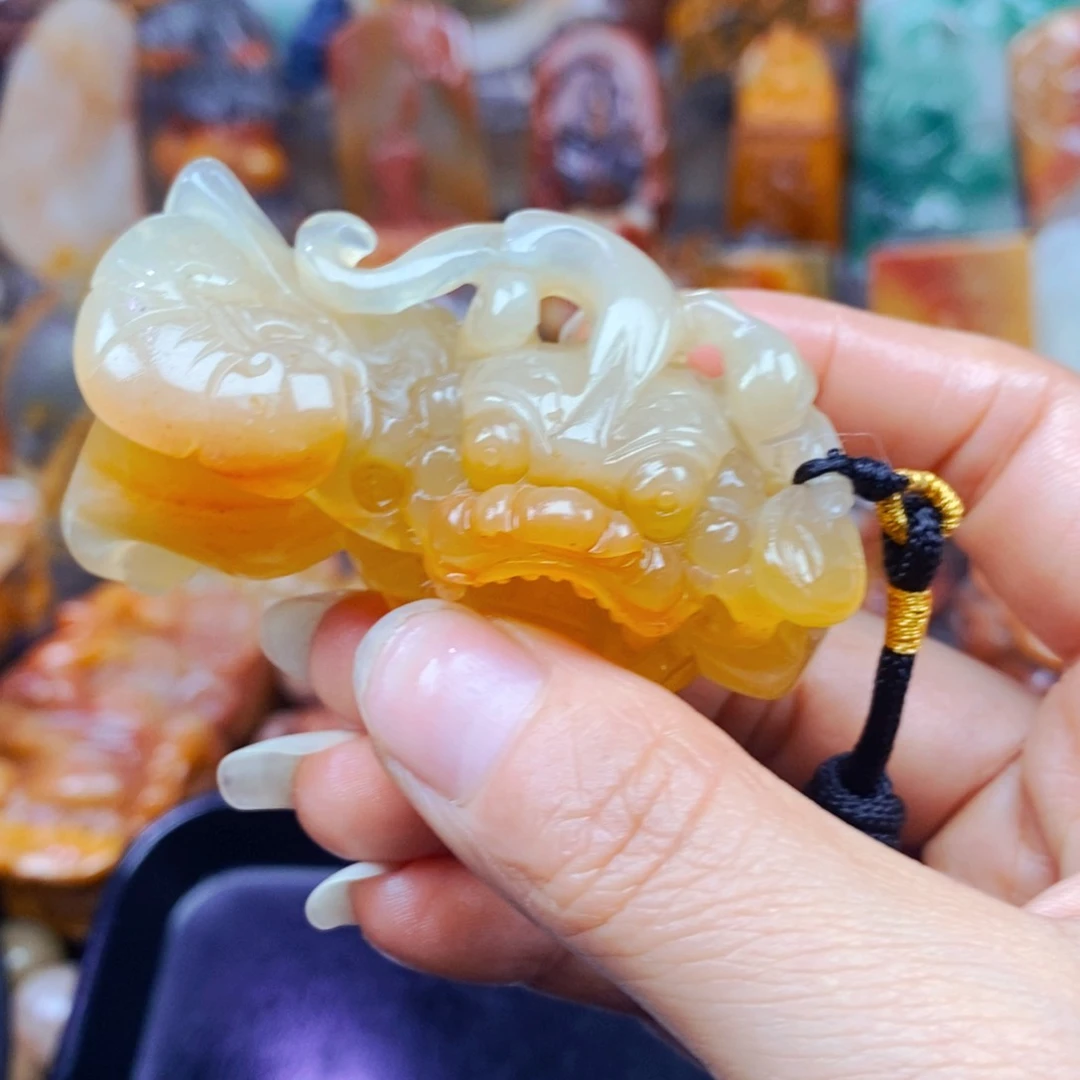 石英质玉（黄龙玉）未镶嵌颈饰