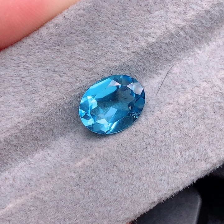 托帕石裸石天然2.7克拉圣玛利亚色