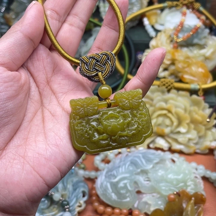 蛇纹石玉吊坠合金