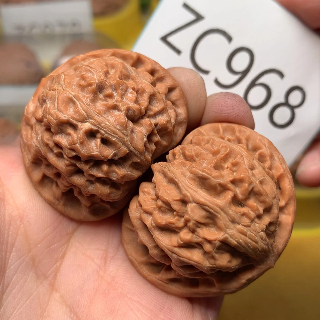 文玩核桃把件红皮肉球灯40