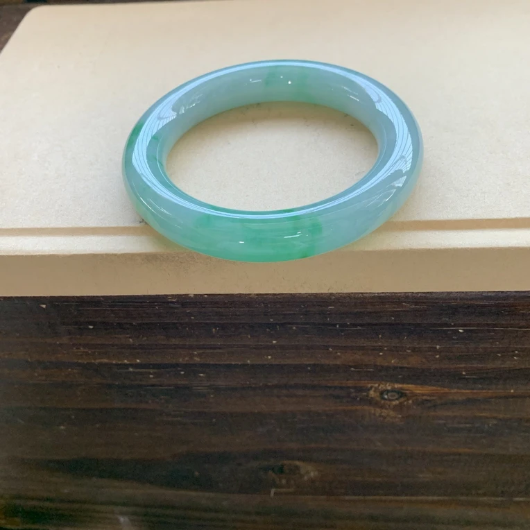 冰透金丝绿圆条手镯，45800圈口57.9-12.3-11.9，天然翡翠缅A完美