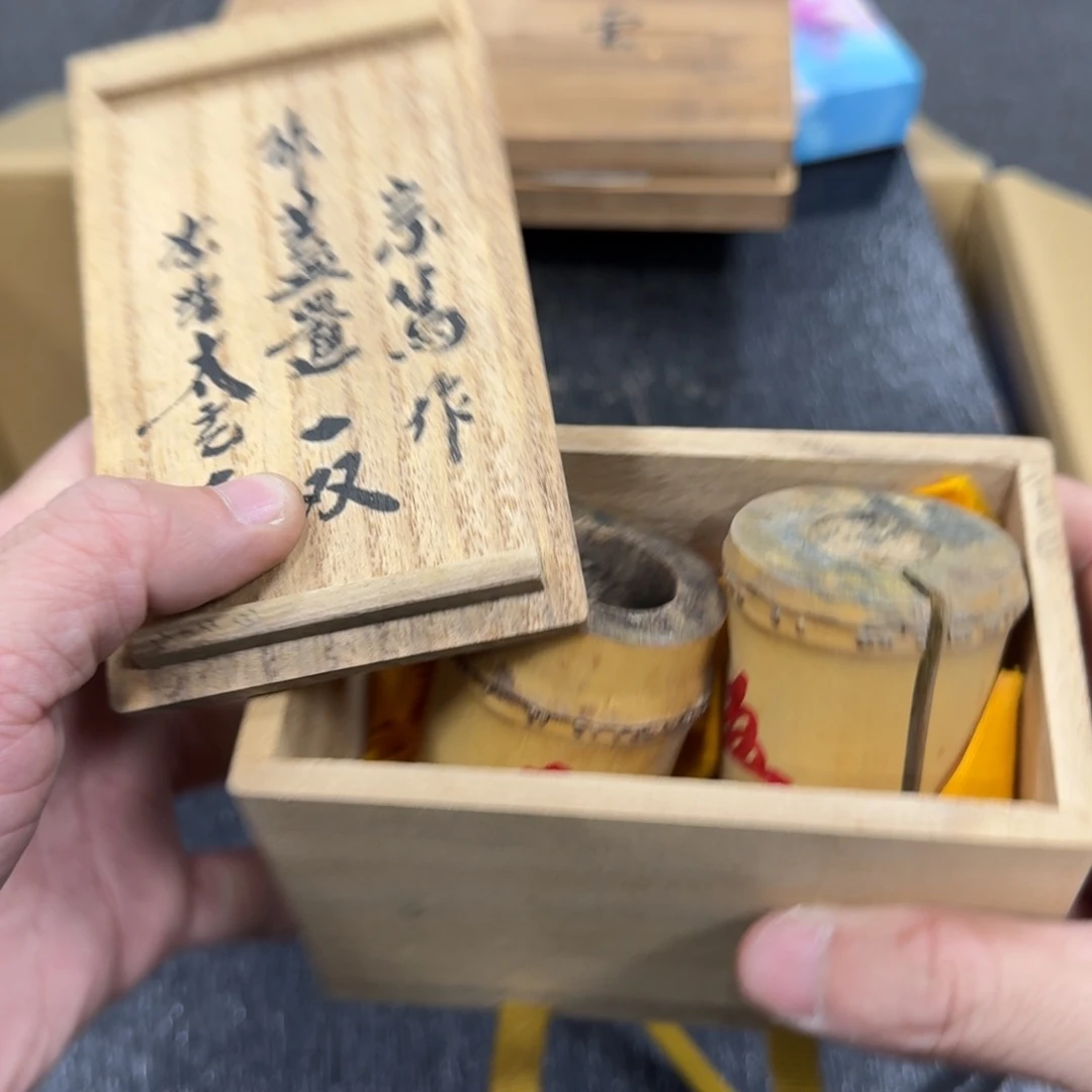 竹子盖置一对一个有裂