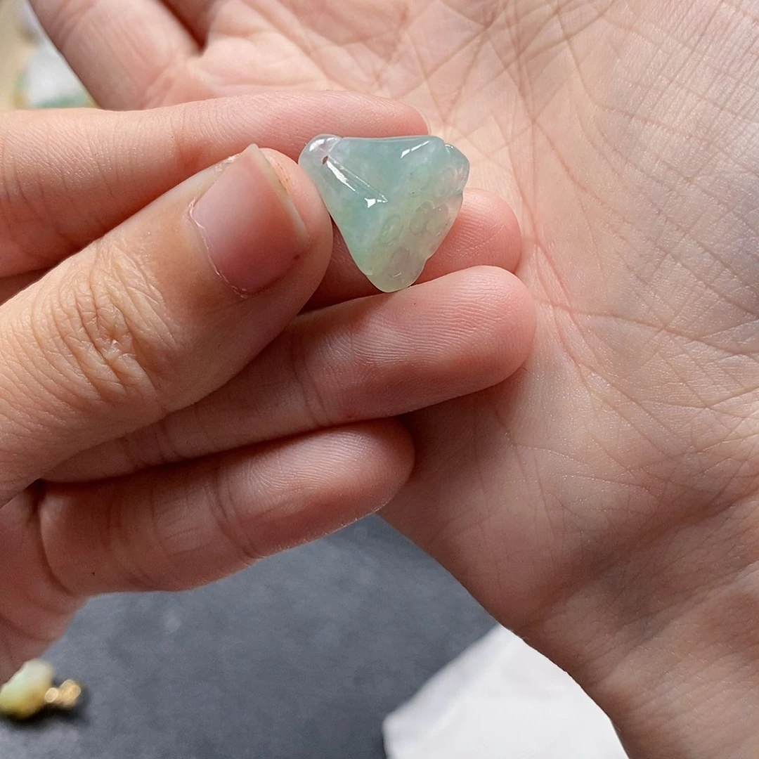 翡翠颈饰未镶嵌闪