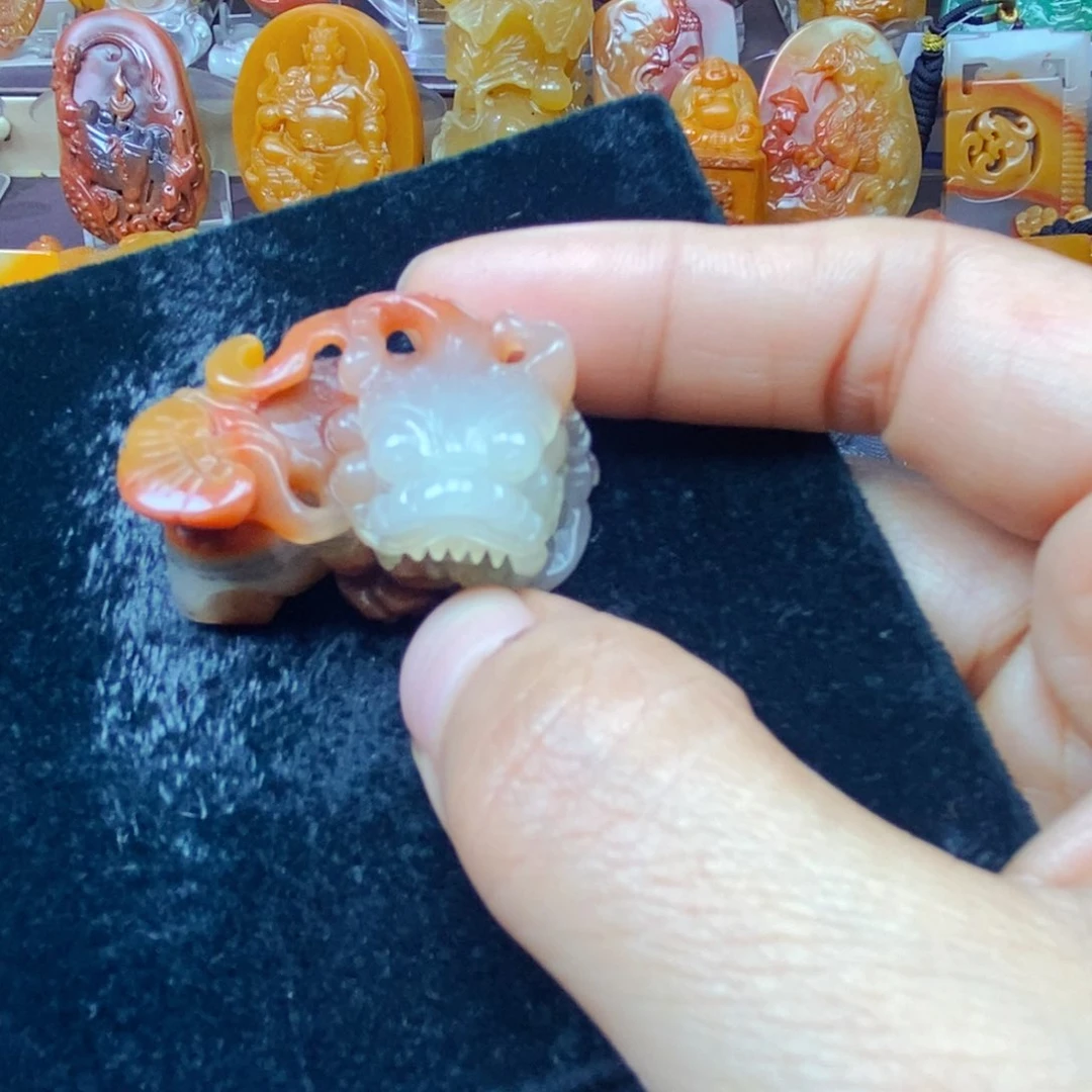 石英质玉（黄龙玉）未镶嵌颈饰