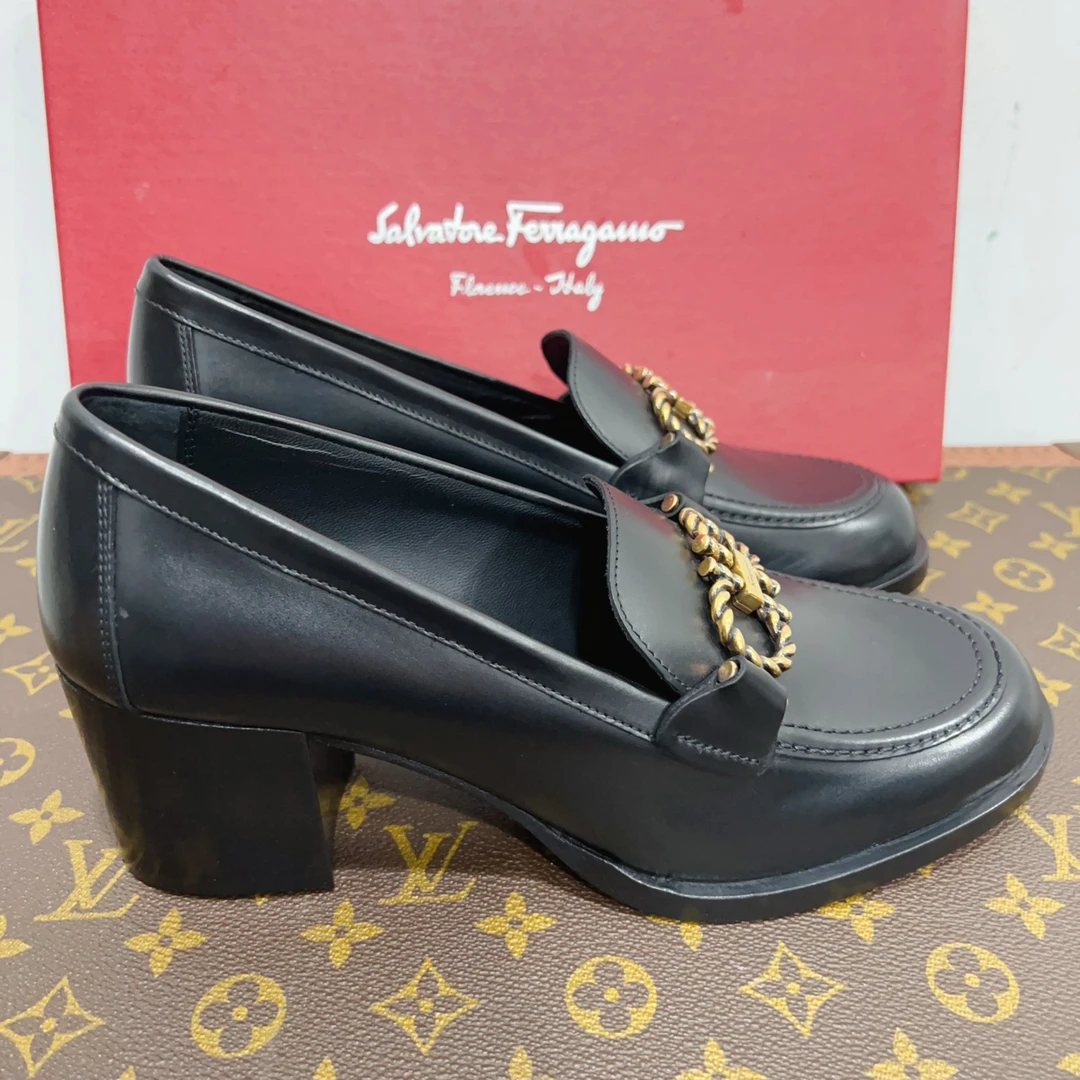 全新未使用 FERRAGAMO/菲拉格慕 尺码37.5成色看直播GSS23971