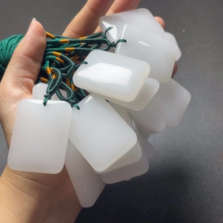 颈饰未镶嵌石英质玉