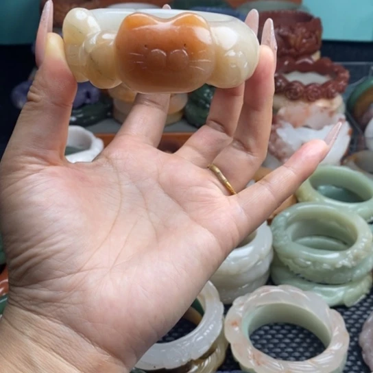 石英质玉未镶嵌雕花手镯