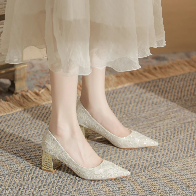 JG CG6042粗跟尖头蕾丝婚鞋女新款春秋季单鞋新娘鞋高跟鞋女