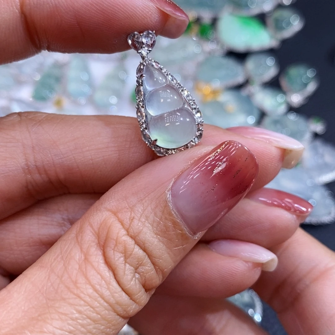 翡翠18K金镶嵌颈饰