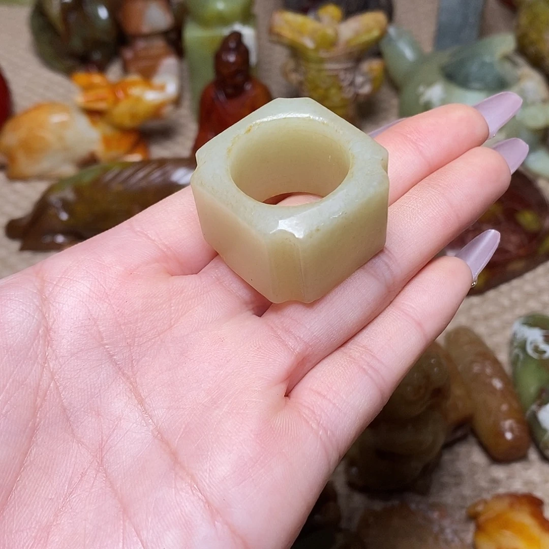 澹***生白玉菩提吊坠如图