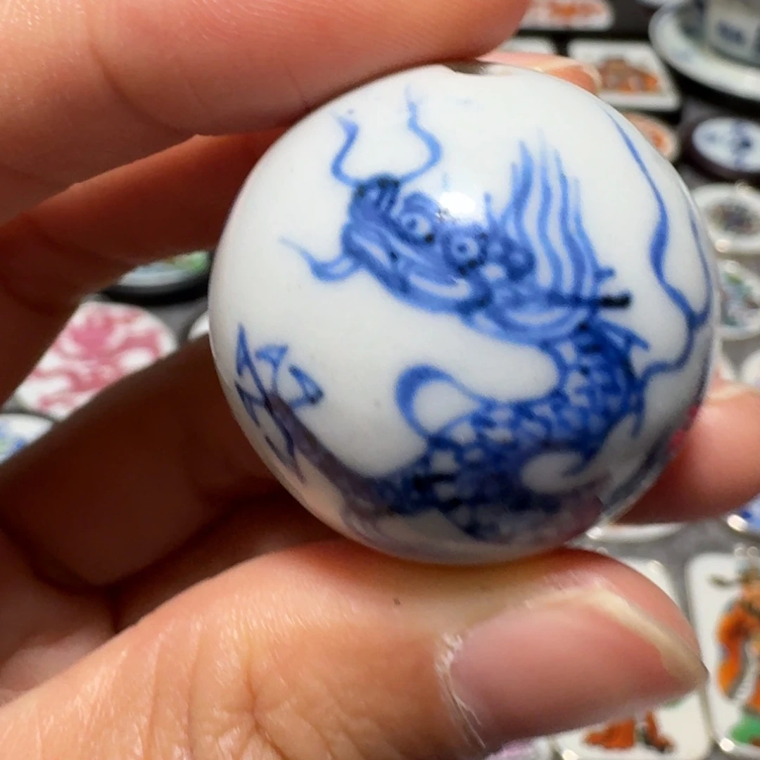 瓷片青花龙珠一个