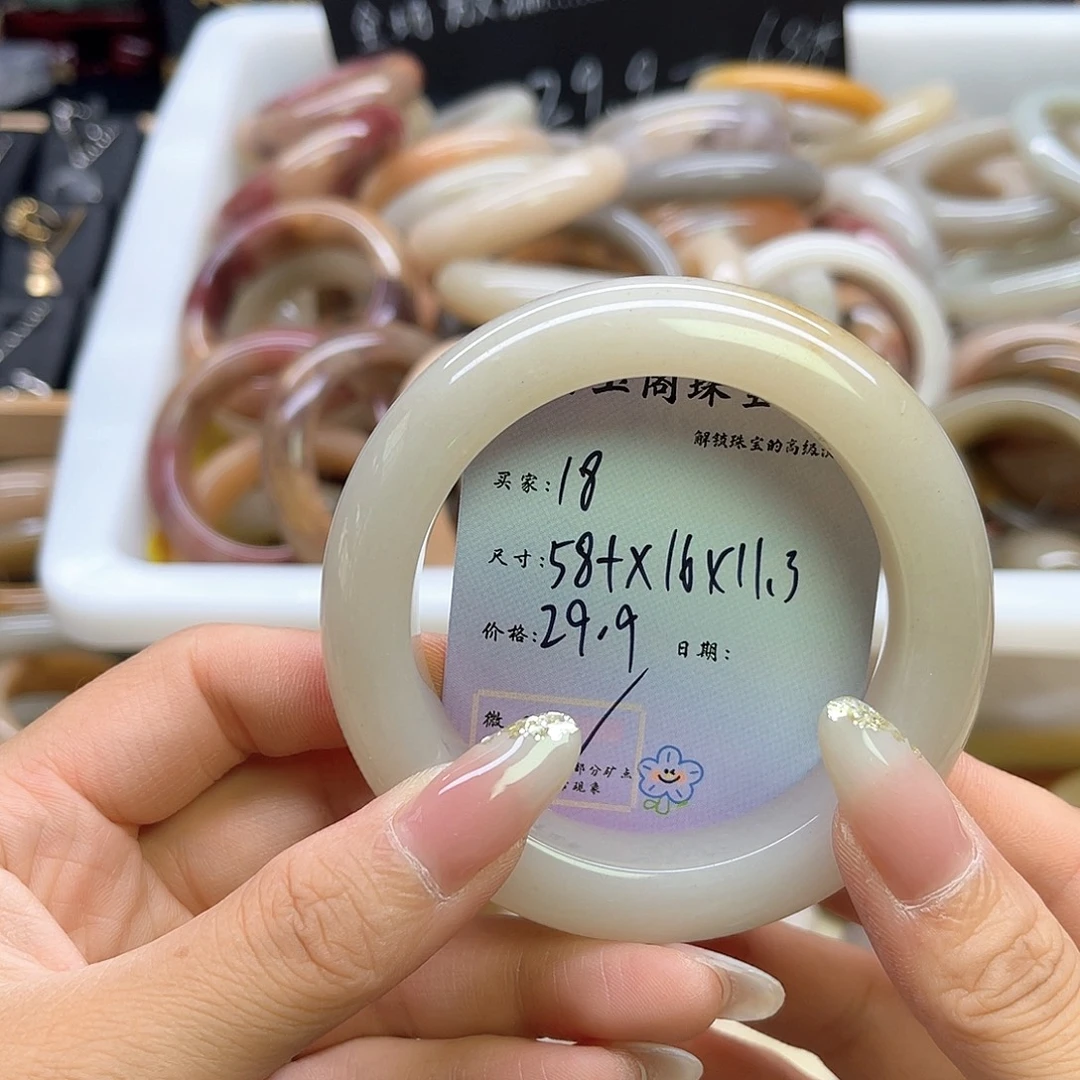 晓***@石英岩玉手镯未镶嵌