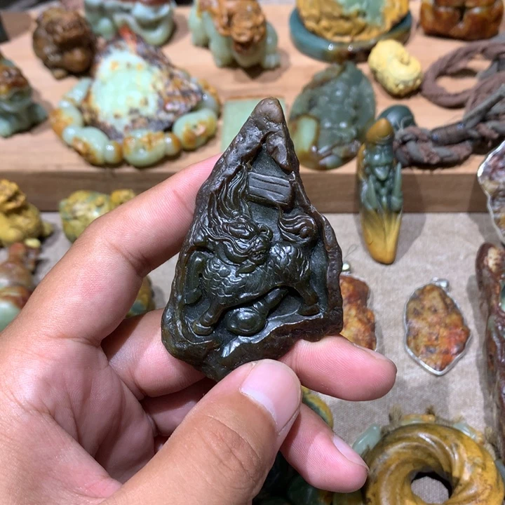 未镶嵌岫岩河磨玉（透闪石质玉）把件