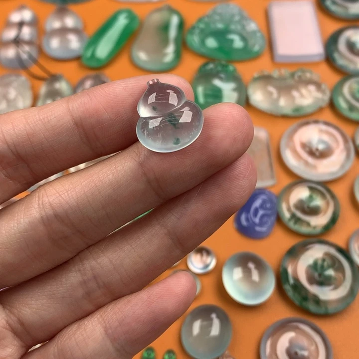 翡翠挂件未镶嵌….