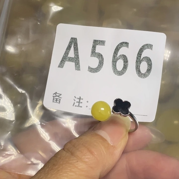 琥珀未镶嵌裸石戒指一枚