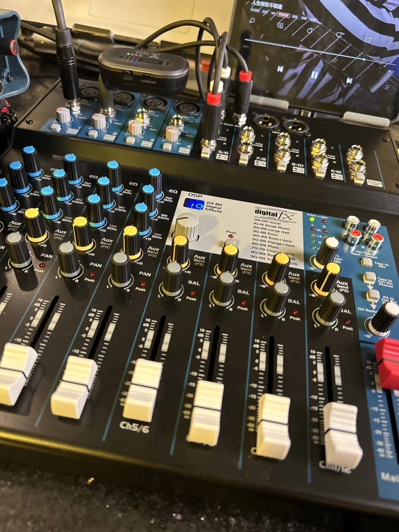 S  -  12  M  调  音  台