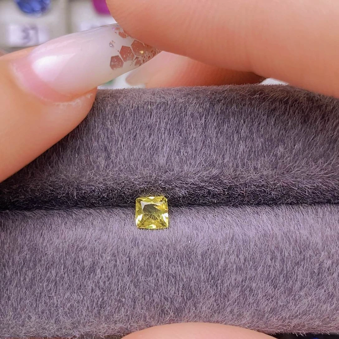 裸石蓝宝石黄灿灿火彩好明亮玻璃体0.51ct/2764号