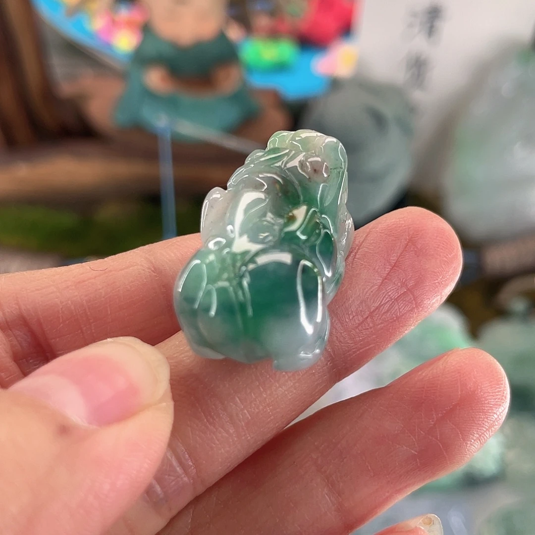 翡翠未镶嵌颈饰貔貅