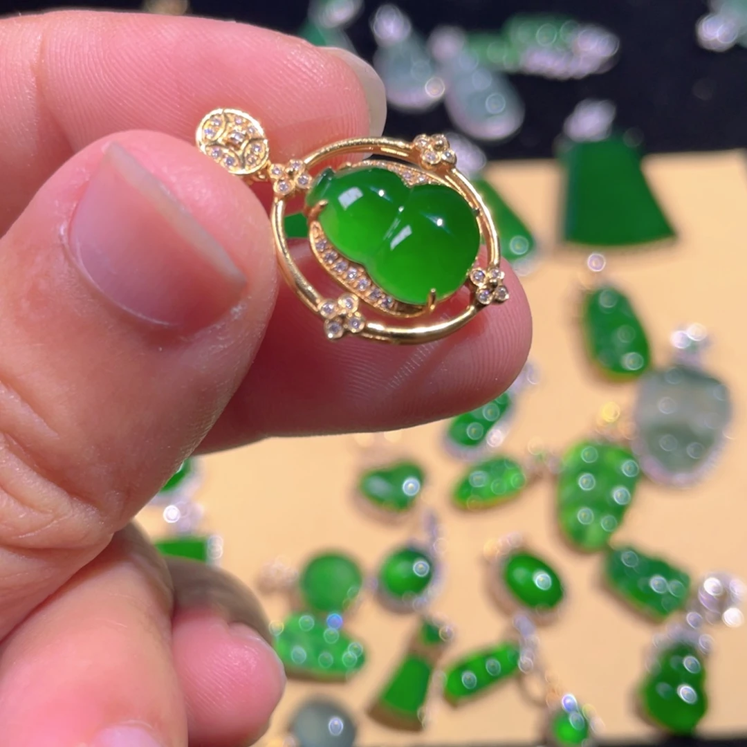 翡翠18K金镶嵌颈饰翡翠