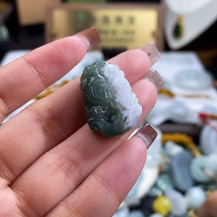翡翠未镶嵌颈饰4560