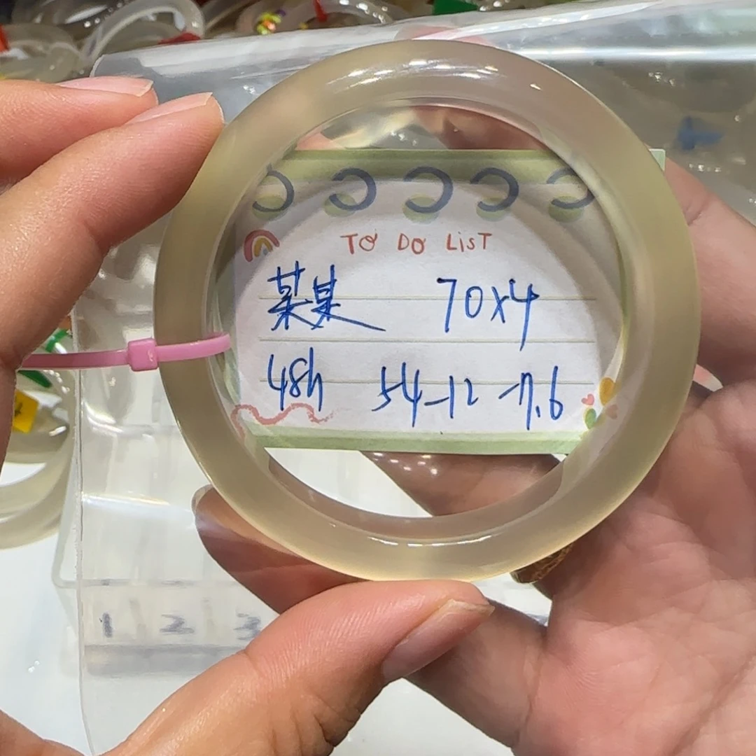 某***某玛瑙/玉髓手镯未镶嵌