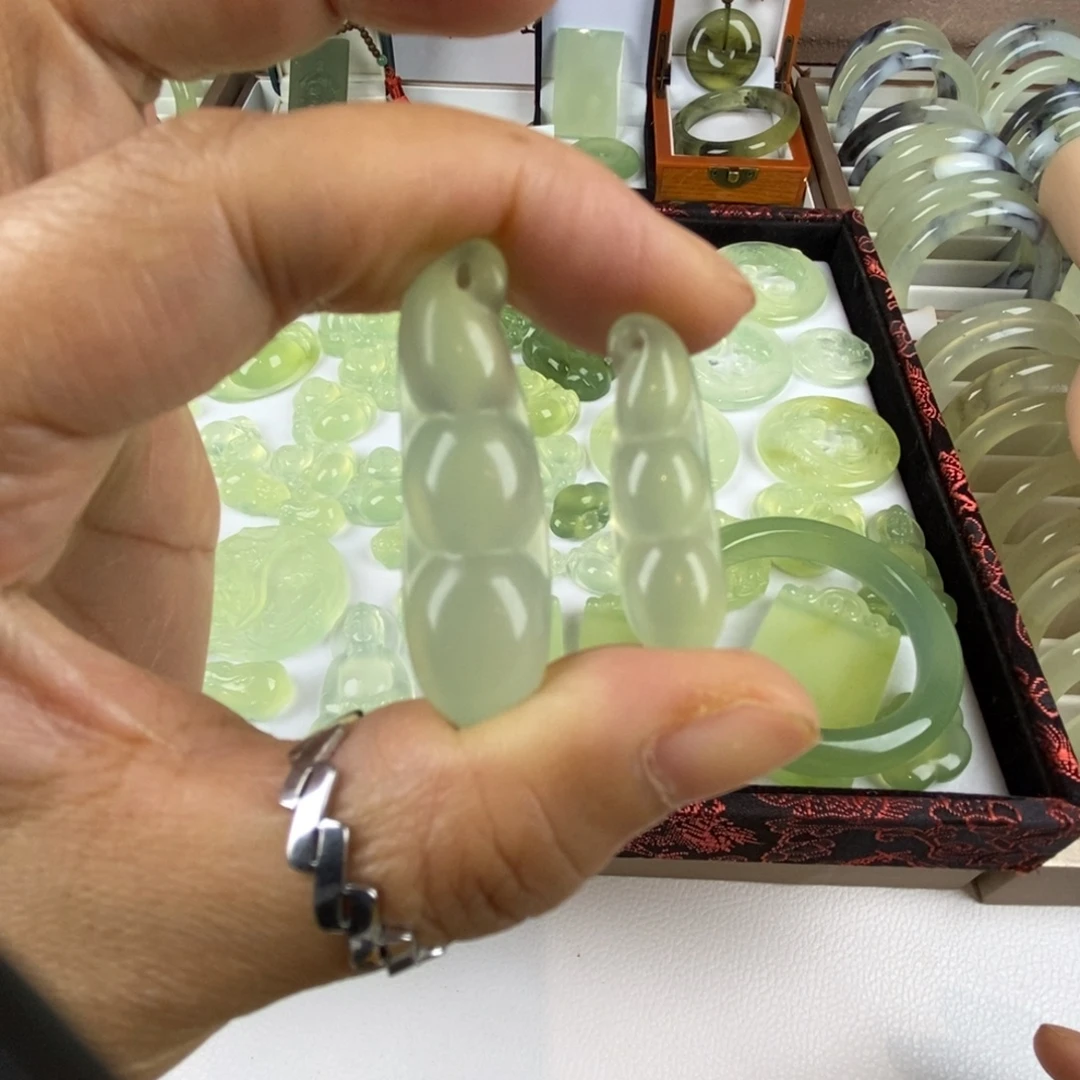 蛇纹石玉未镶嵌颈饰
